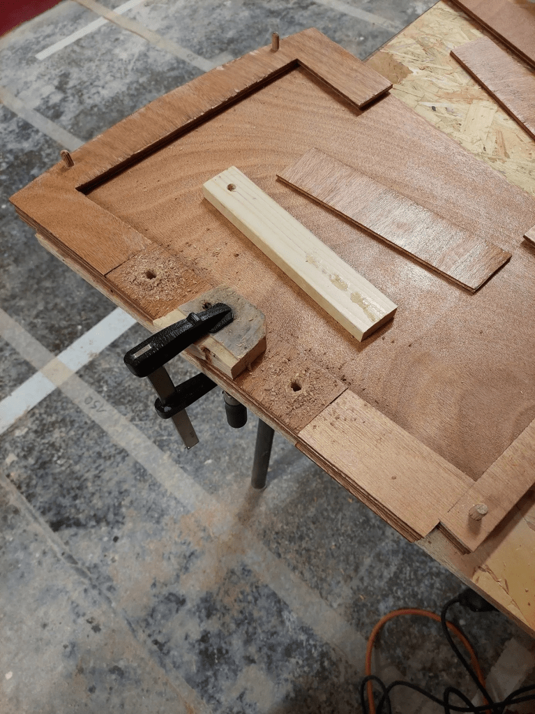 usinage des couples / closons de la coque d'une pirogue polynésienne à l'atelier en mode DIY